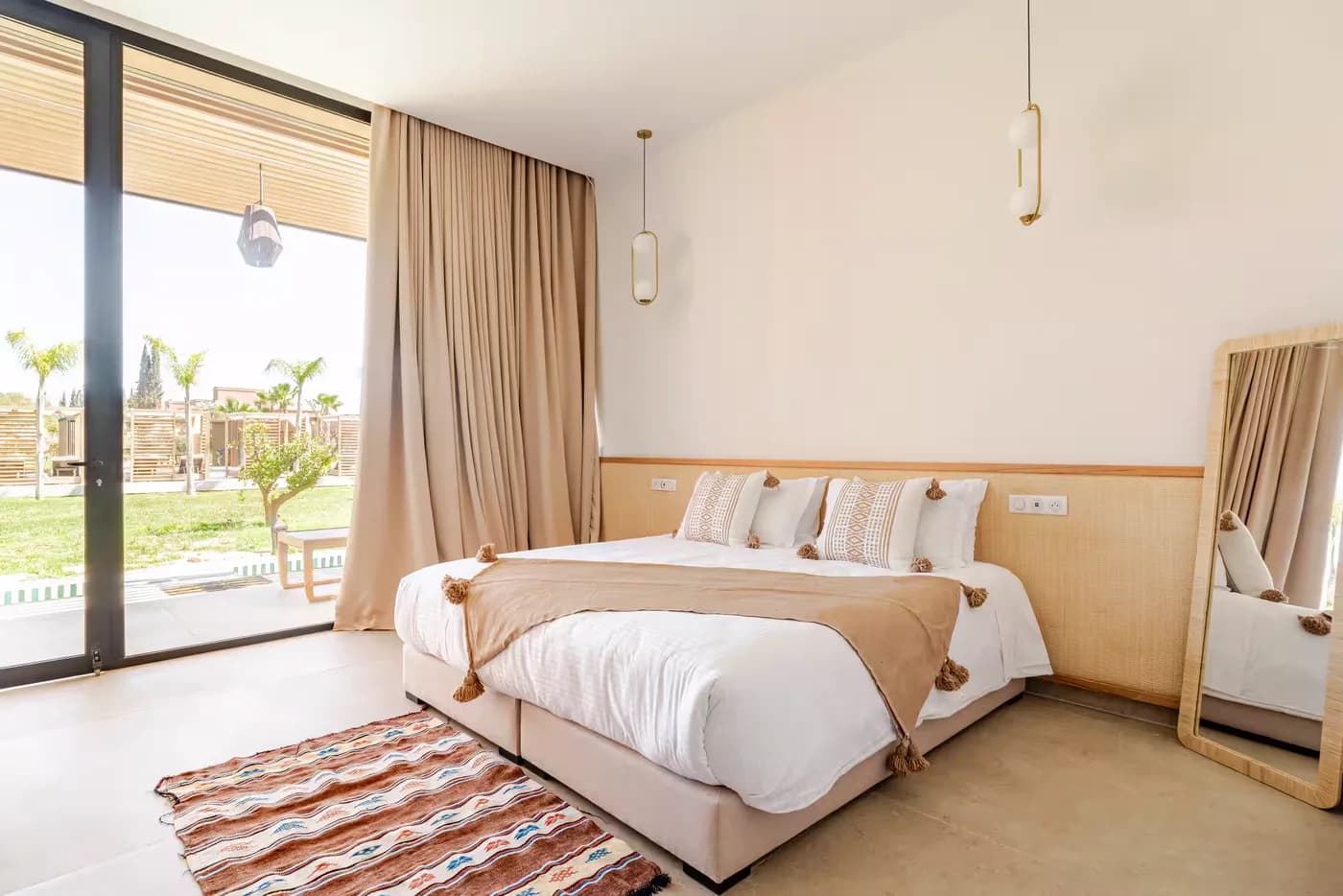 Private suite met tweepersoonsbed en tuinzicht